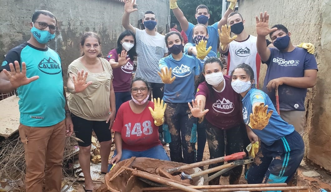 Jovens cristãos usam férias para limpar casas afetadas por enchente no interior do RJ