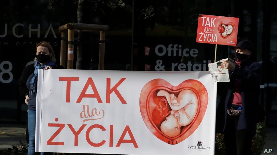 País de maioria conservadora, Polônia proíbe quase totalmente o aborto