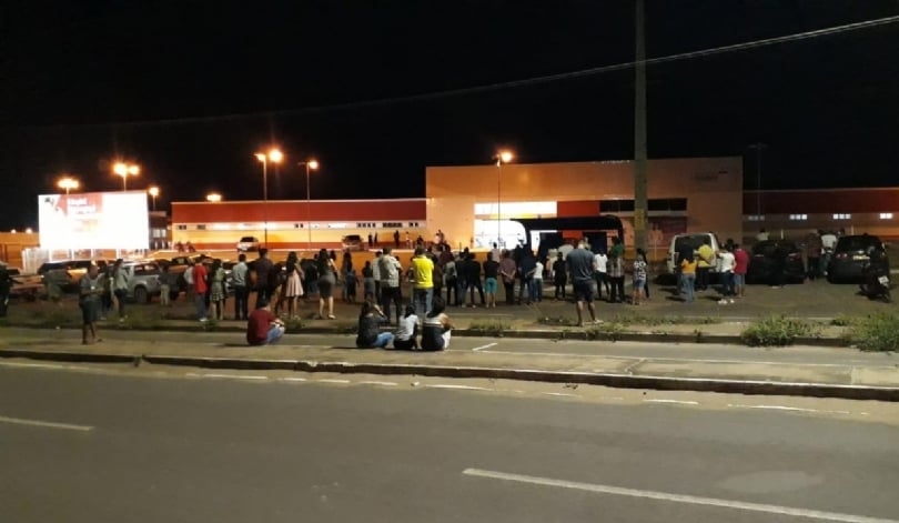 Famílias de pacientes com Covid-19 fazem oração na porta de hospital, no Maranhão