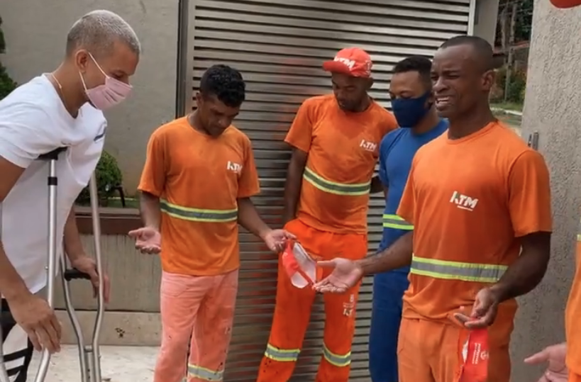 Garis fazem oração por jogador do Cruzeiro após cirurgia: “O Senhor é nosso pastor”