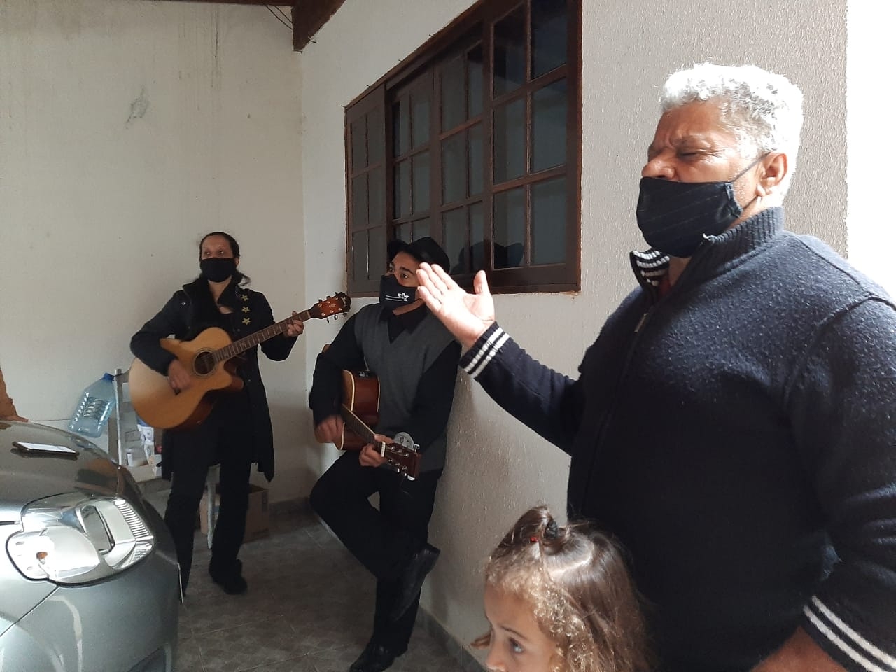 Igreja leva serenatas para idosos em isolamento em Mogi das Cruzes