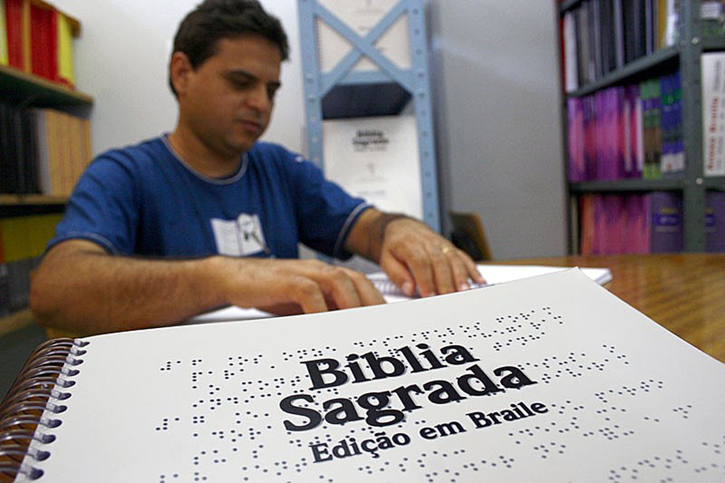 Sociedade Bíblica vai doar mais de 2 mil Bíblias em braile para cegos