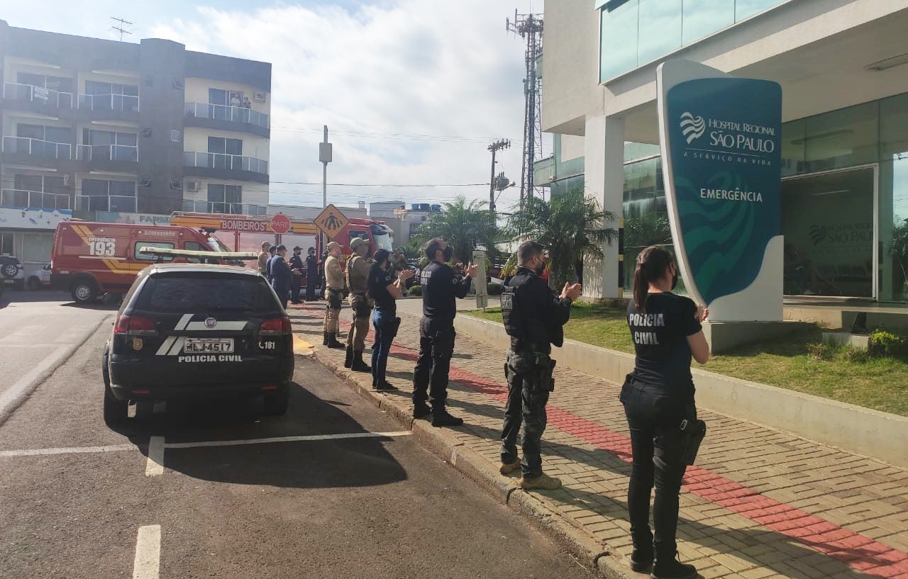 Policiais e bombeiros oram em frente a hospital em SC: “Estamos juntos nesta guerra”