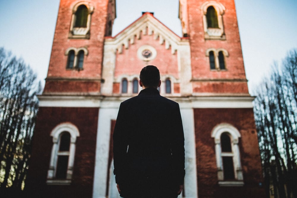 Quem justifica seus erros pelas falhas da Igreja, não conhece a Deus