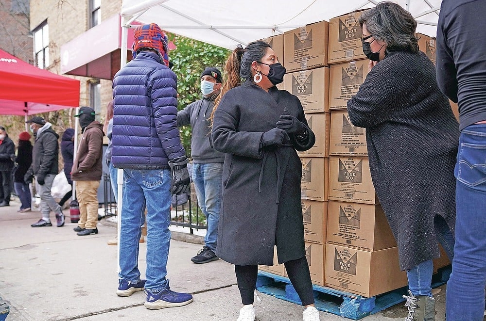 Desempregada, mulher vai às ruas para orar e distribuir alimentos a milhares nos EUA