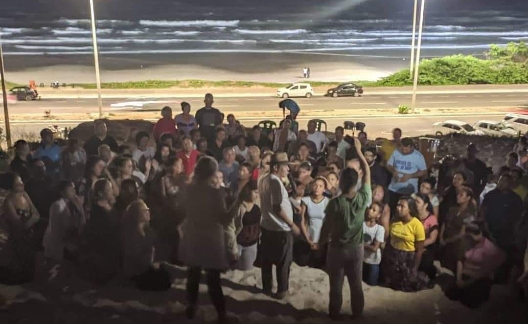 Culto no monte: cristãos louvam e fazem oração ao ar livre no litoral do Maranhão