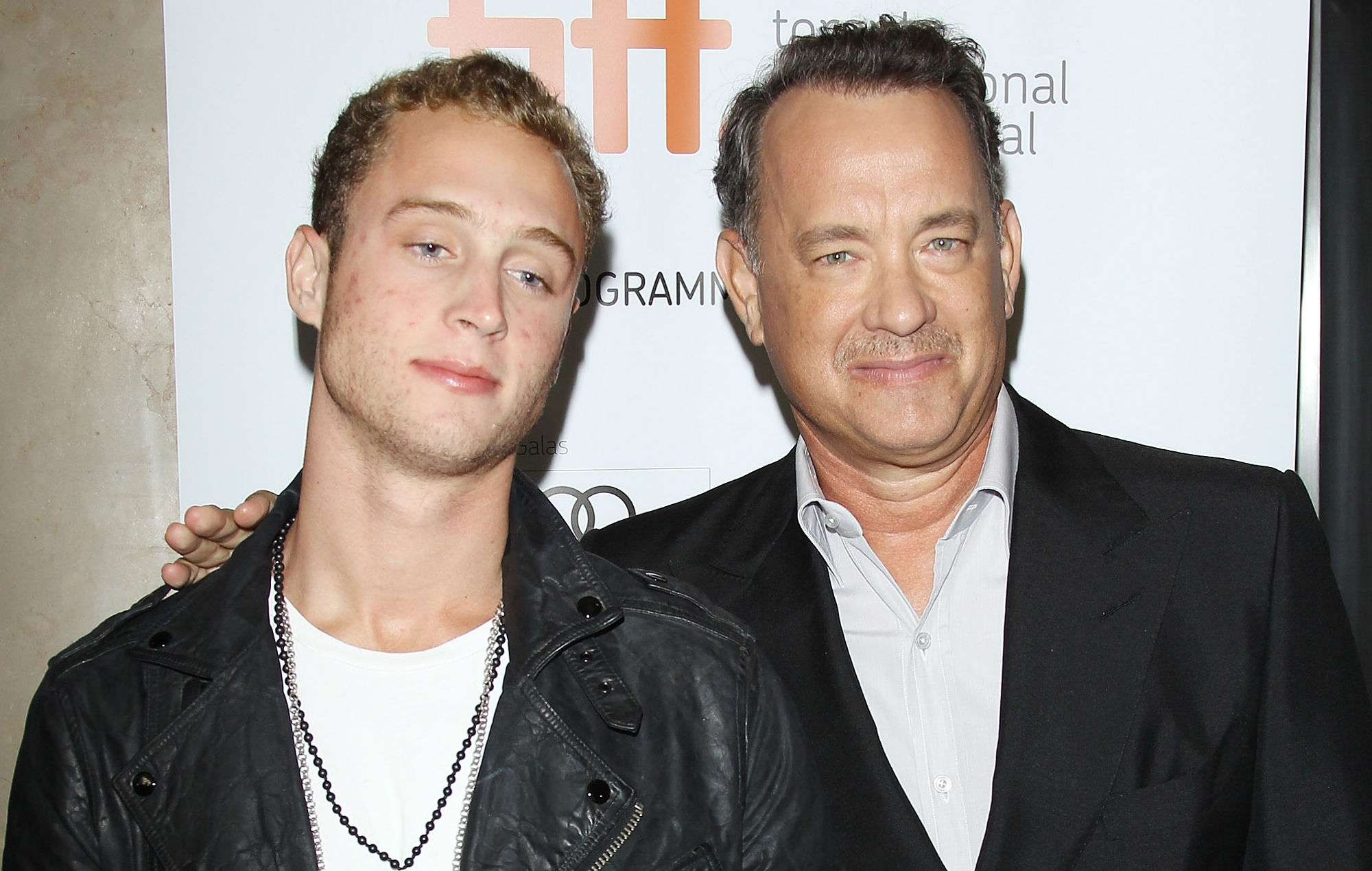 Filho de Tom Hanks deixou de ser ateu após experiência com Deus: “Ele se revelou a mim”