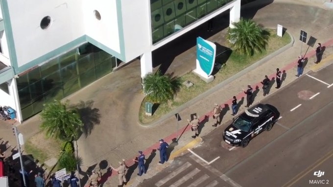 Com o avanço da pandemia, aumenta o movimento de oração na porta de hospitais pelo Brasil