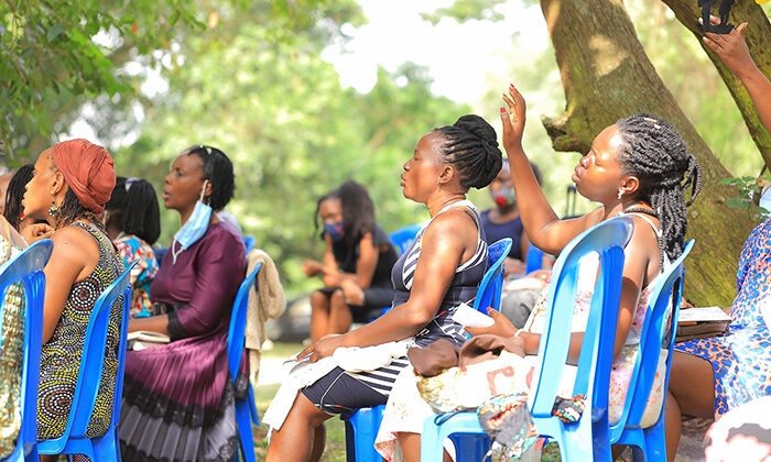 Mães se reúnem ao ar livre para interceder pelos filhos e família, em Uganda