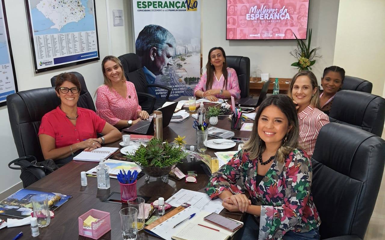 Equipe da Associação Billy Graham forma comitê de mulheres para ações no Brasil