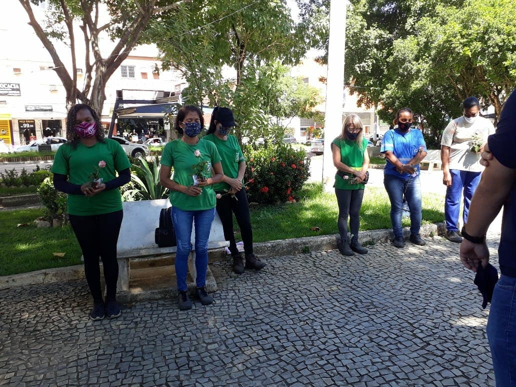 Em homenagem às mulheres, jovens cristãos entregam flores e serenata a garis