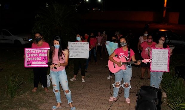 Grupo de mulheres faz louvor em frente a hospital do Paraná