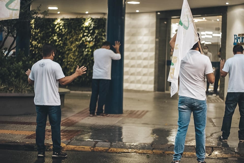 Pastor curado da Covid-19 volta ao hospital que esteve internado para orar pelos enfermos