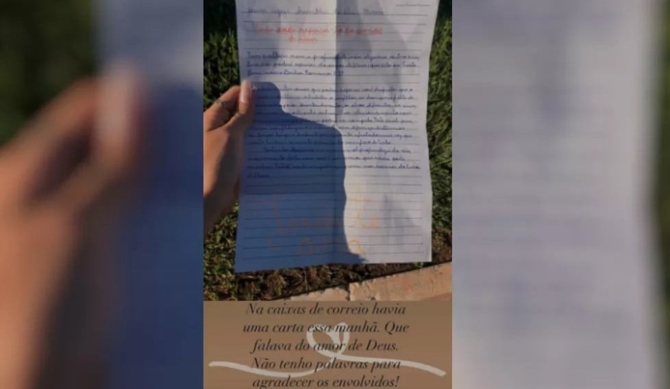 Jovens da igreja escrevem cartas com mensagens de apoio a pessoas em isolamento