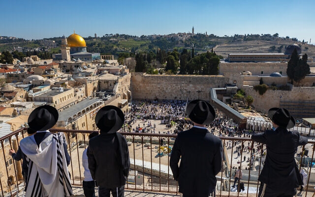 Milhares de pessoas participam da bênção de Páscoa no Muro das Lamentações em Israel