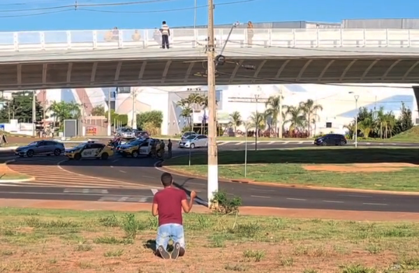 Rapaz se ajoelha para orar enquanto homem ameaça cometer suicídio