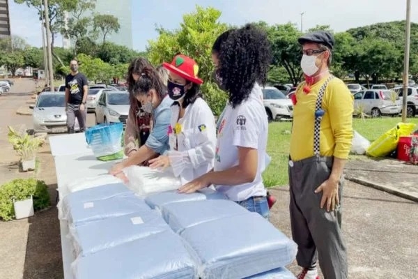 Fiéis de igreja doam 5 mil EPIs e levam mensagens de conforto a profissionais da saúde