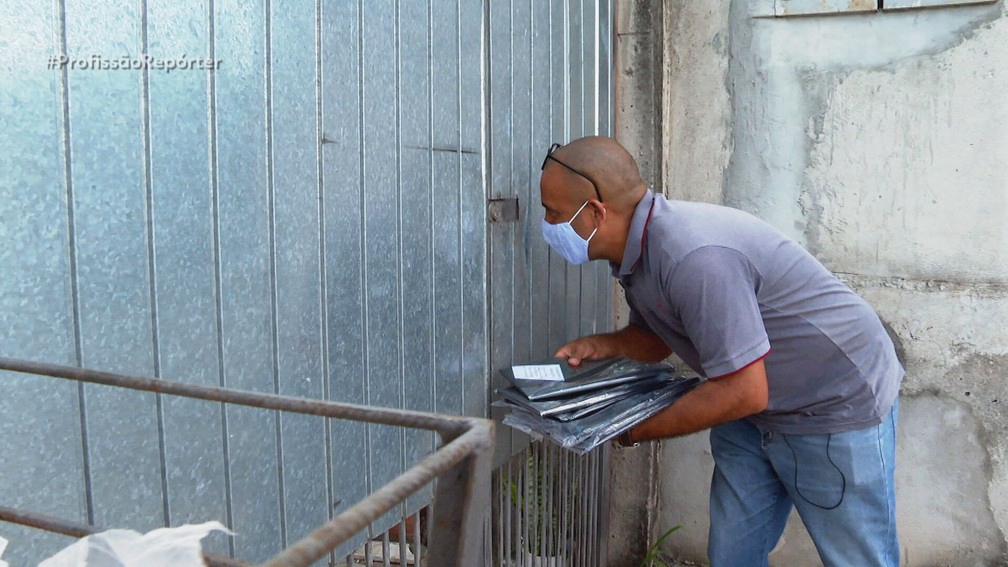 Para manter as contas de sua igreja, pastor vende sacos de lixo nas ruas de SP