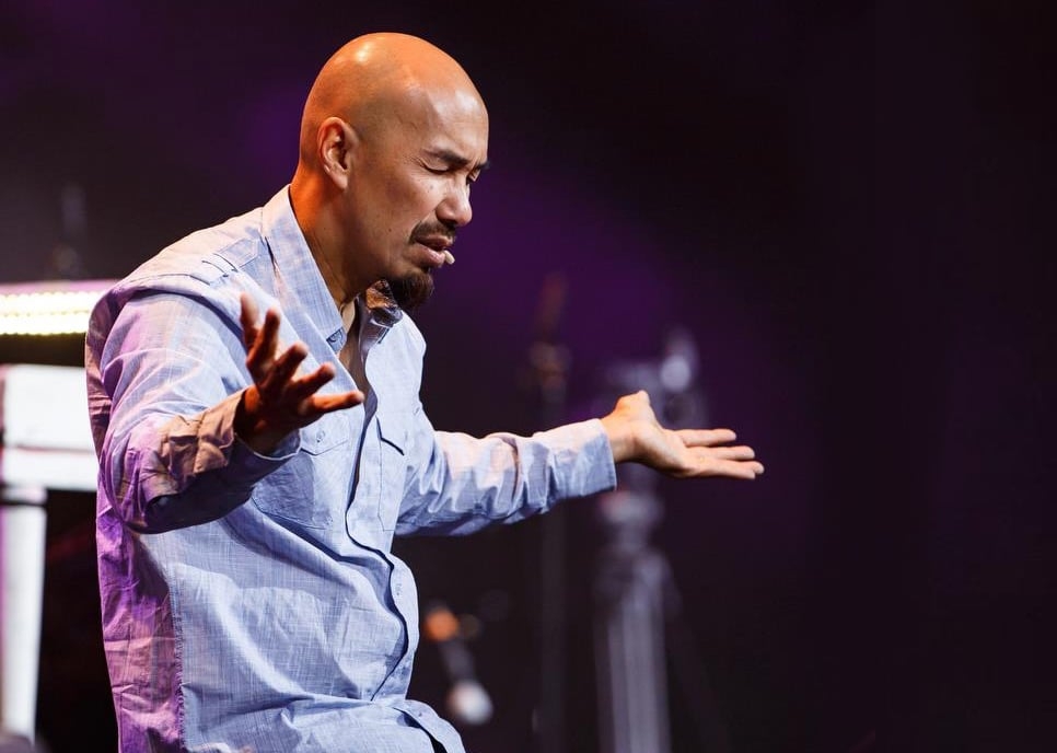 Francis Chan aponta chave para aprofundar a vida de oração: “Deseje o que Deus quer”