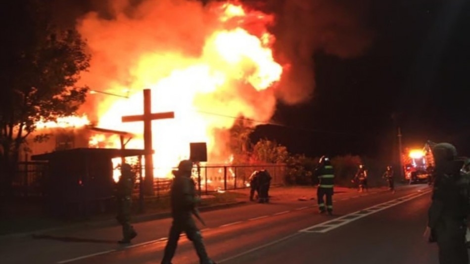 Igreja evangélica é incendiada e bombeiros são baleados após apagar chamas, no Chile