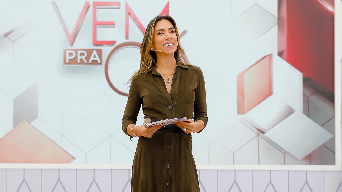 Patricia Abravanel leva pastor aos bastidores do SBT para orar pela equipe 