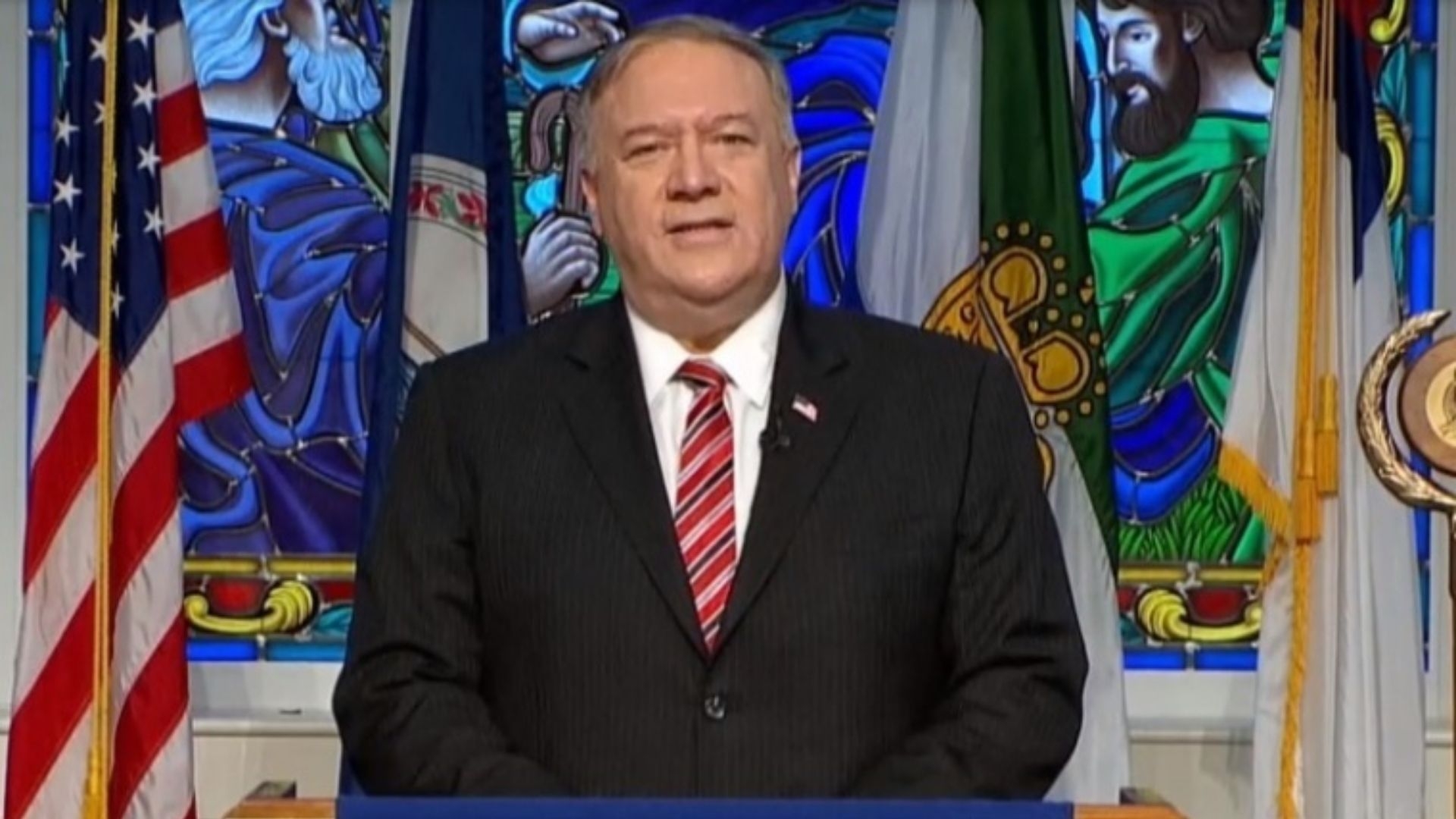 “Não comprometa suas crenças”, diz Mike Pompeo a universitários sobre liberdade religiosa