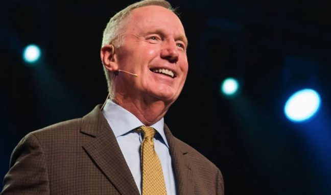 Max Lucado é homenageado pelos 35 anos como escritor por levar “milhões ao amor de Deus”