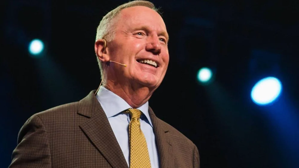  Max Lucado é homenageado pelos 35 anos como escritor por levar “milhões ao amor de Deus”