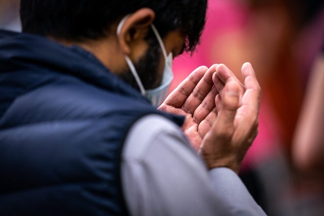 Muçulmano vai a igreja para confrontar cristãos e se rende a Jesus: “Ouvi que Deus me ama”