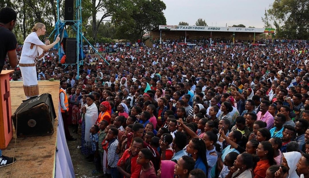 ‘Eu nunca havia evangelizado ninguém’, conta mulher que faz grandes cruzadas na África