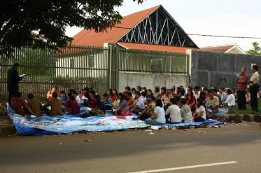 Igreja na Indonésia poderá construir templo após 15 anos cultuando na rua 