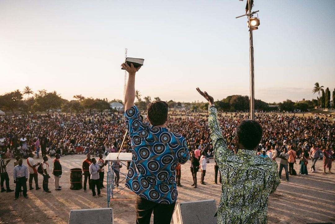 Mais de 300 mil pessoas se rendem a Jesus durante evangelismo em massa na Tanzânia