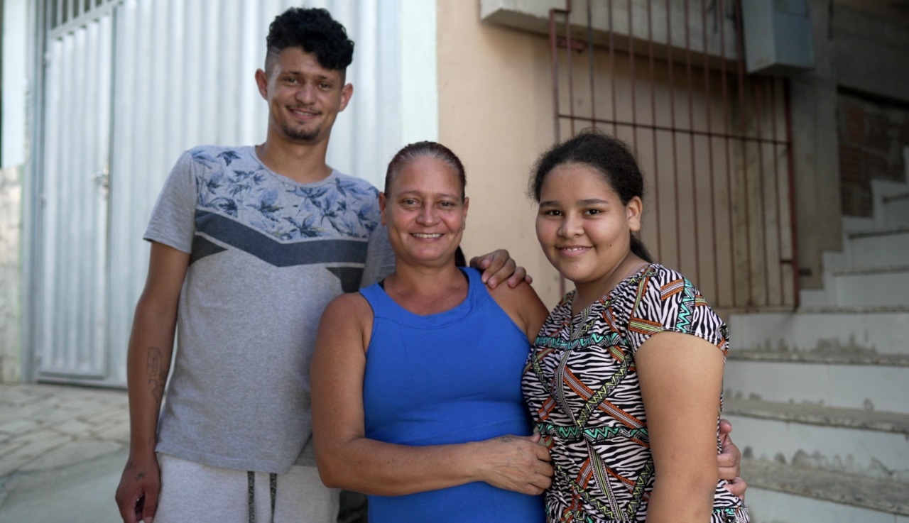 Jovens devolvem boleto encontrado na rua e levam família ao batismo: “Oportunidade única”