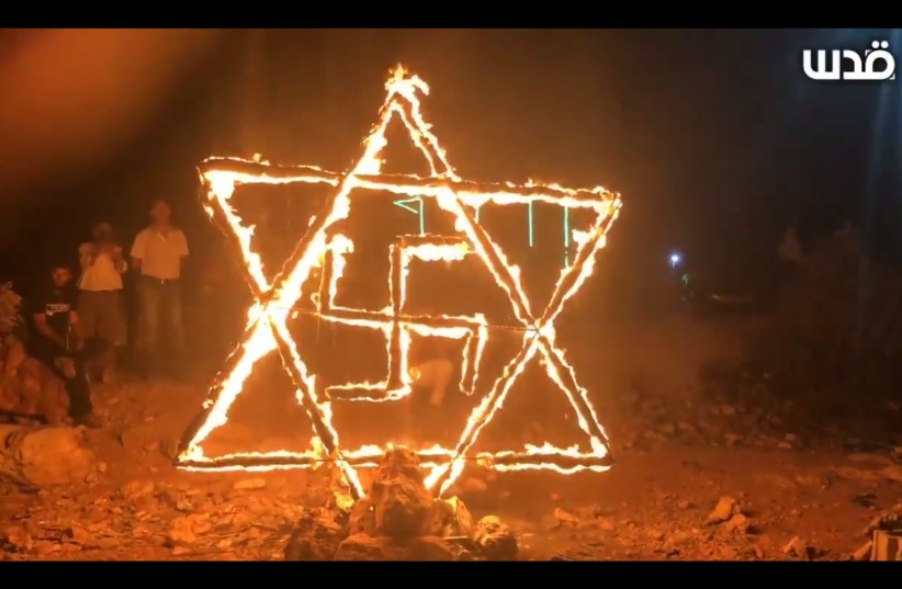 Palestinos queimam Estrela de Davi com suástica durante manifestação contra Israel