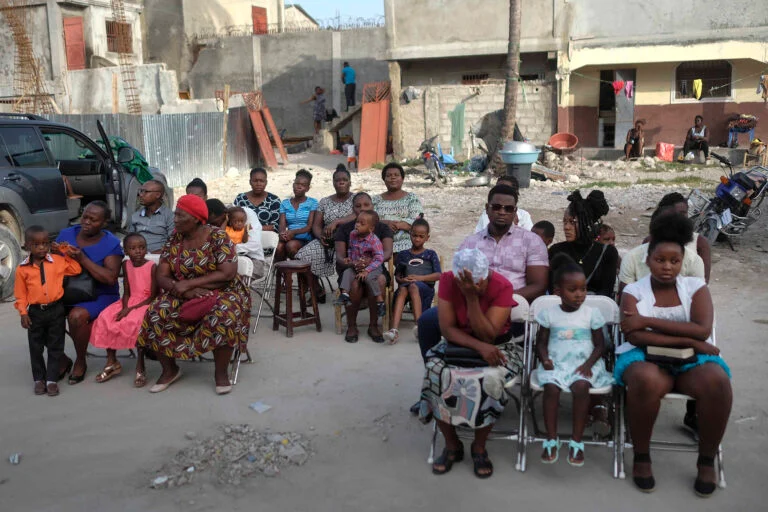 Haitianos voltam aos cultos em meio a escombros deixados por terremoto