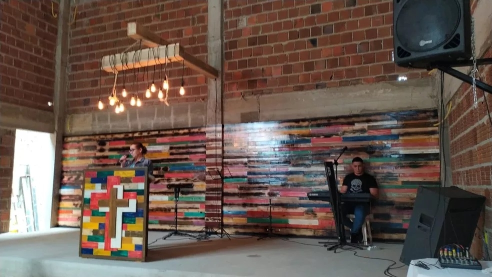 Igreja evangélica ganha novo altar produzido por detentos em ressocialização