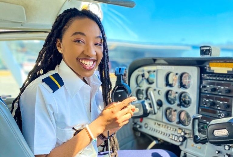 ‘Só agradeço a Deus’, diz nigeriana ao superar desafios para se tornar pilota de avião