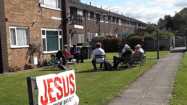 Culto ao ar livre em bairro na Inglaterra atrai viciados e traficante para Cristo