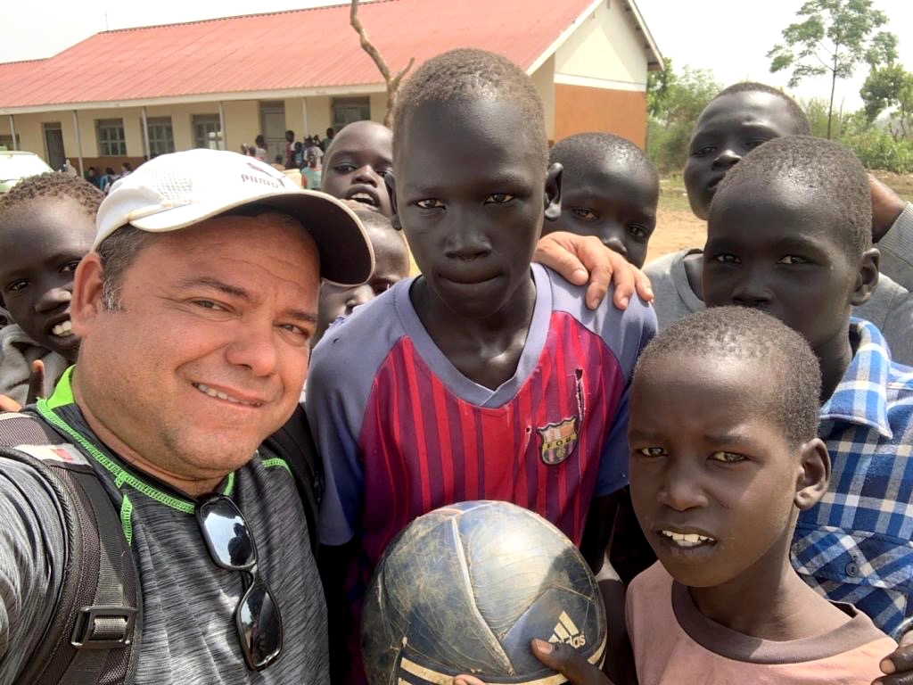 Missionário usa esporte para ensinar a Bíblia a jovens em campo de refugiados em Uganda