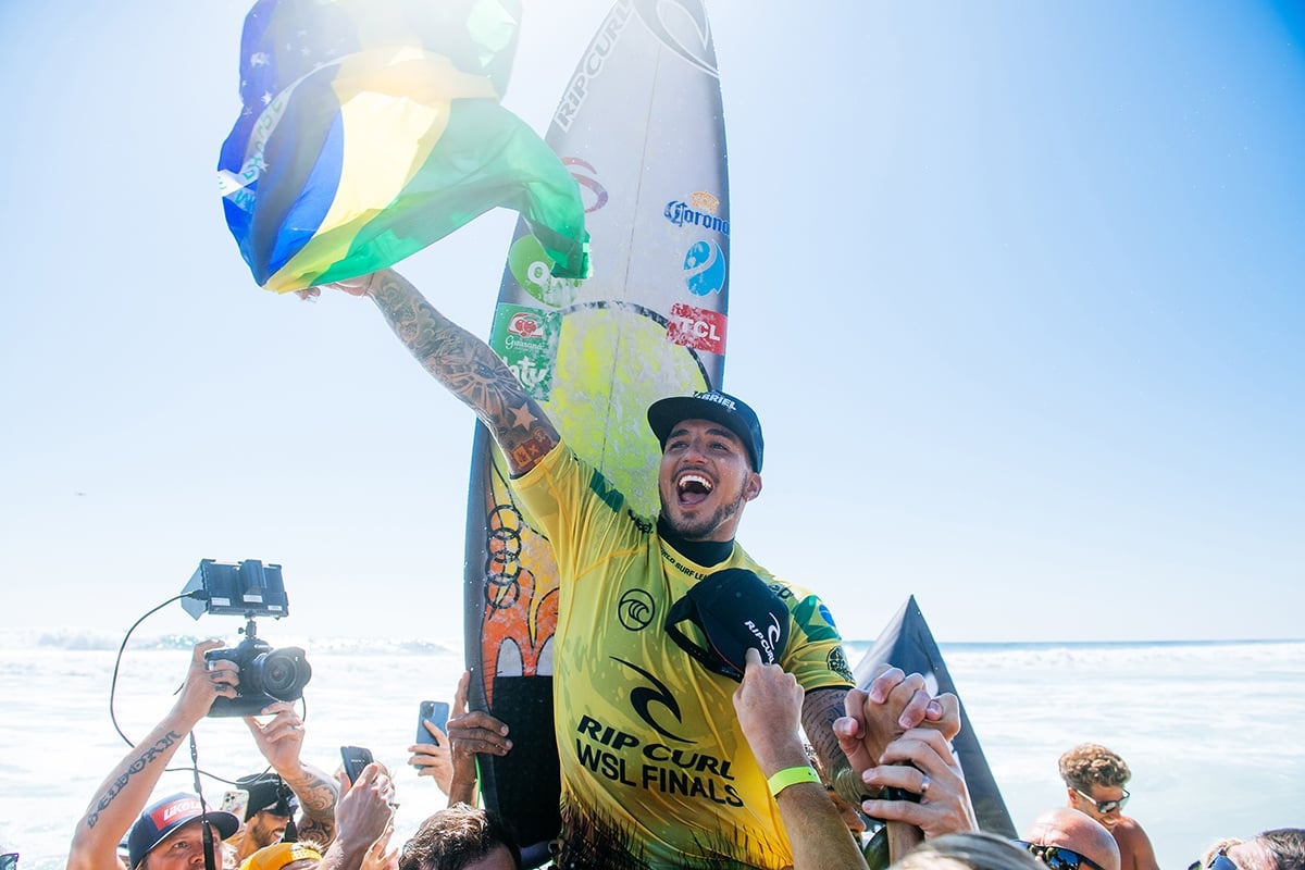 “Toda a honra e glória a Deus”, diz Gabriel Medina ao ser tricampeão mundial de surfe
