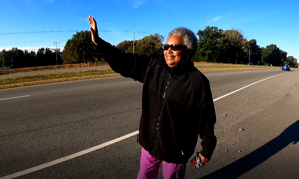 Idosa sai todas as manhãs para sorrir e levar fé a motoristas: “Este é meu ministério”