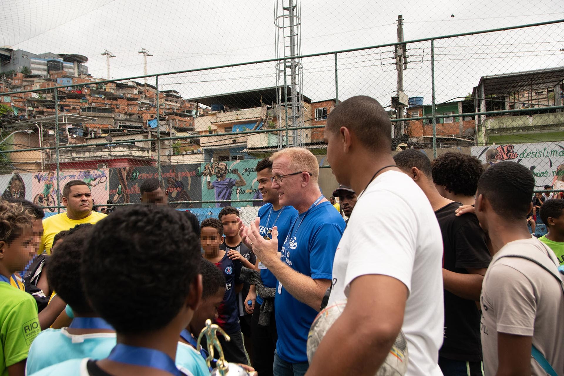 Complexo do Alemão recebe ação social da Associação Evangelística Billy Graham