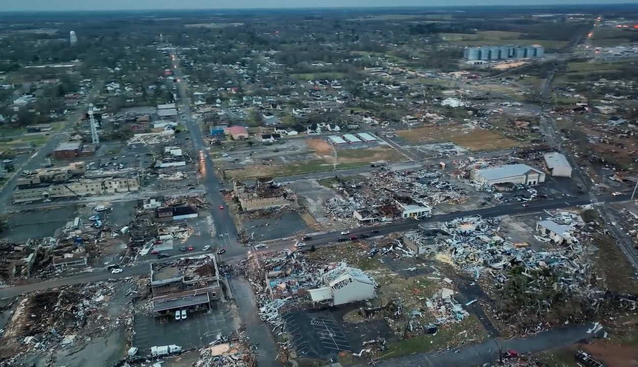 ONG de Franklin Graham envia equipes de ajuda a estados afetados por tornados nos EUA