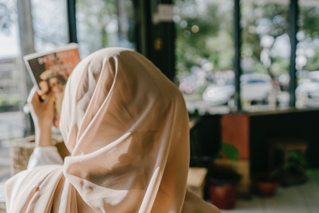 Muçulmana sonha com homem de branco com os pés feridos e aceita Jesus