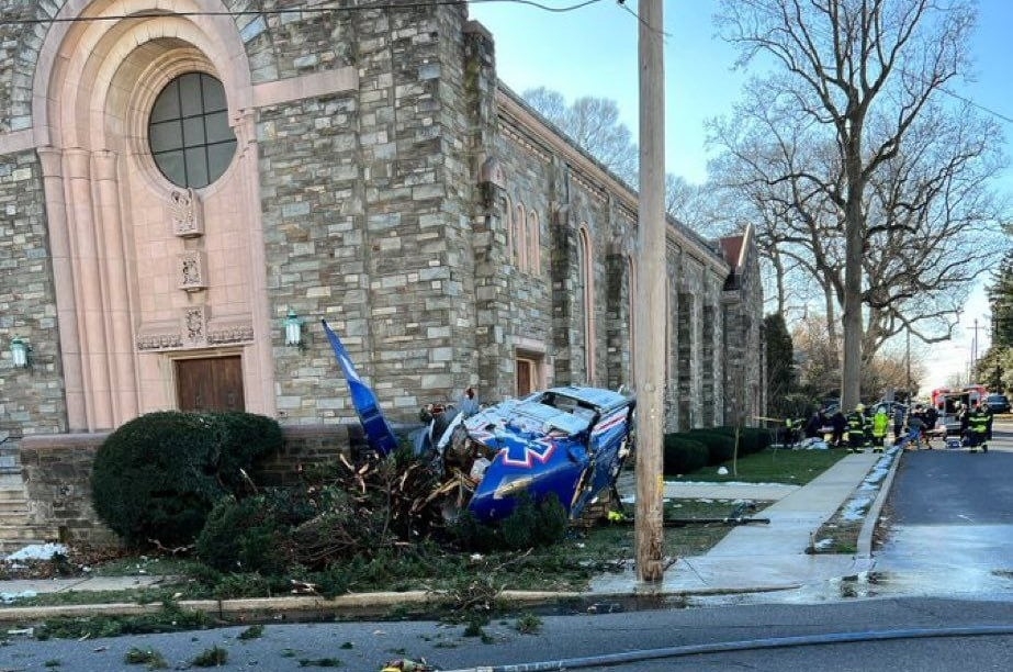 Helicóptero cai em frente a igreja nos EUA e passageiros sobrevivem: "Foi milagroso"