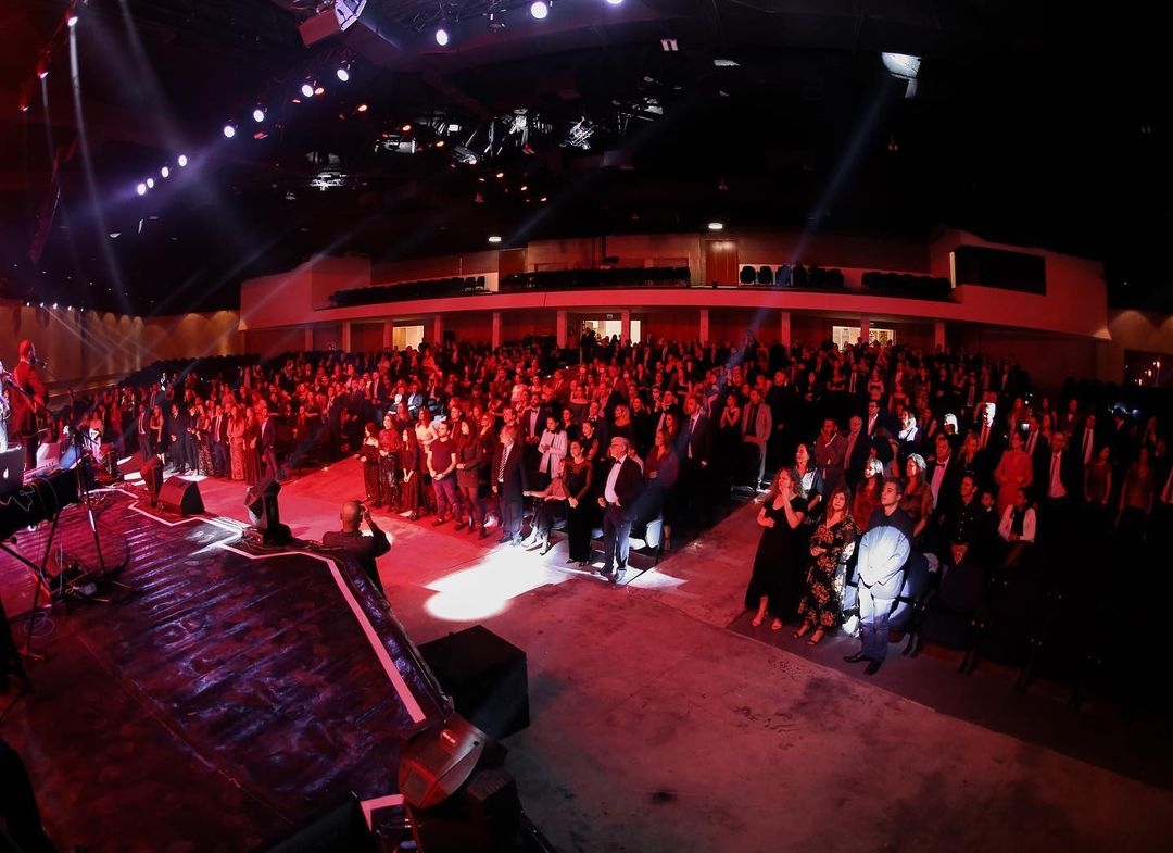 Luciano Camargo ministra louvor em culto: “Minha pretensão é cantar na  igreja”