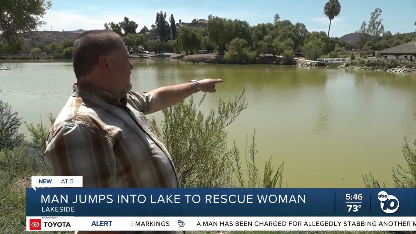 Homem ora enquanto resgata mulher de afogamento: “Deus, nos ajude a salvá-la”