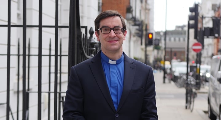 Capelão é considerado “risco para crianças” por diocese, após pregar contra casamento gay