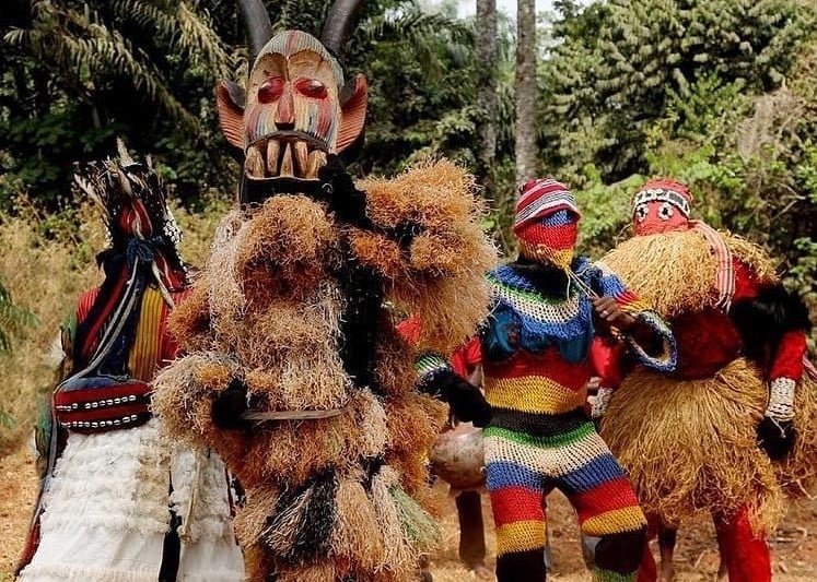 Animistas tribais mascarados invadem culto e espancam pastor e fiéis na Nigéria