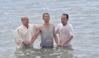 Cristãos são atacados com pedras durante batismo na China